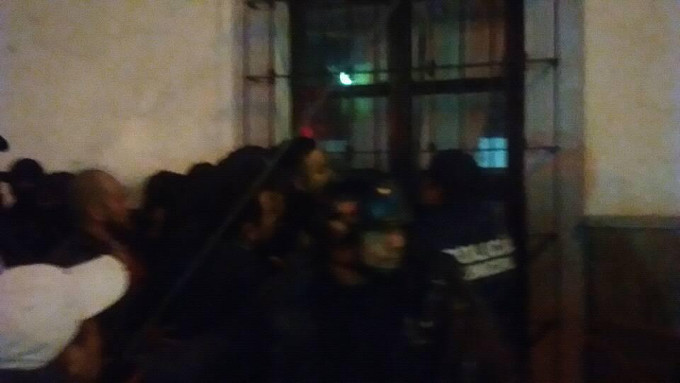 Policias intentas levantar a un comerciante en Sayula Jalisco