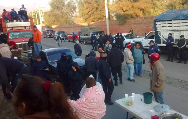 Luego de la noche de represion, la policia continua amedrentando a comerciantes