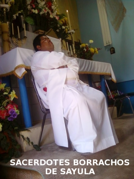 El padre Cesar dormido de borracho en plena misa 