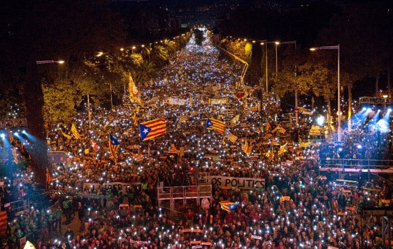 Mas de un millon de catalanes salen a pedir libertad por los presos politicos
