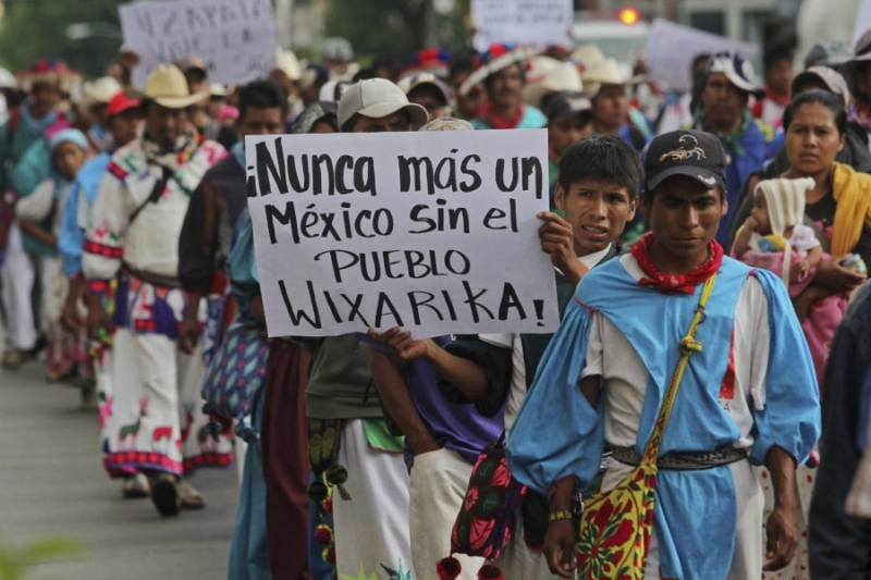 Comunidades wixárikas retienen a 10 funcionarios de Jalisco