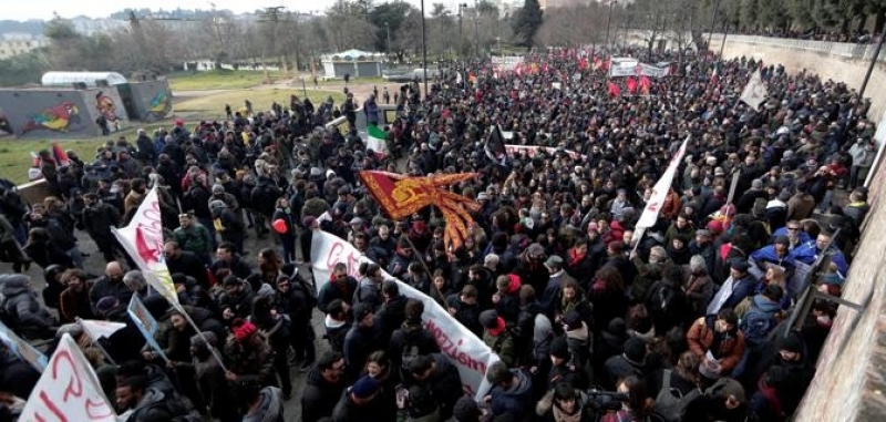 Miles protestan contra el fascismo en Italia