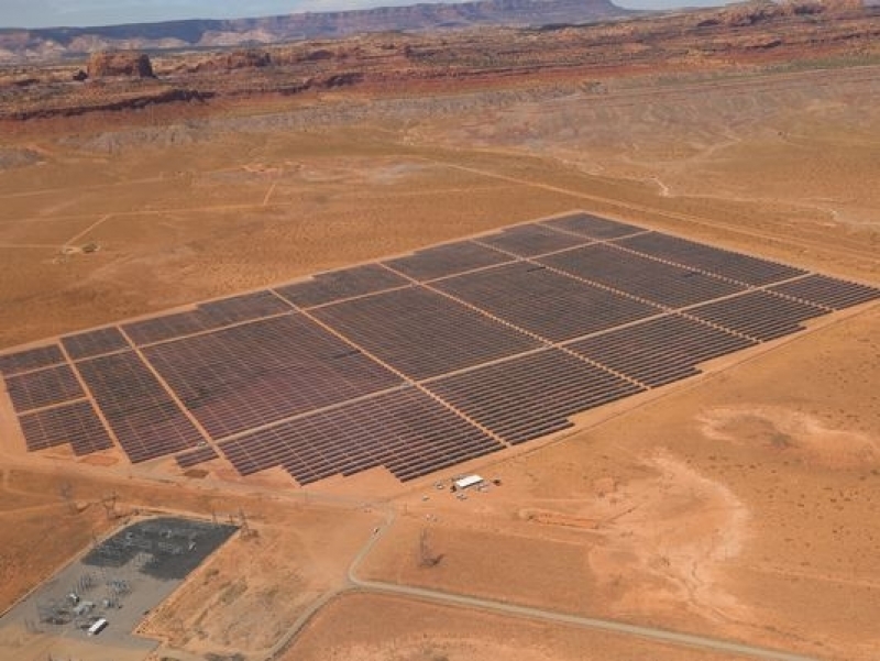 Indigenas Navajos instalan gigantesca planta solar