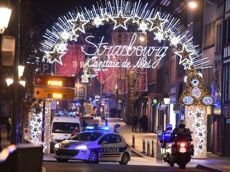 Francia, 2 muertos y 11 heridos en mercado navideño