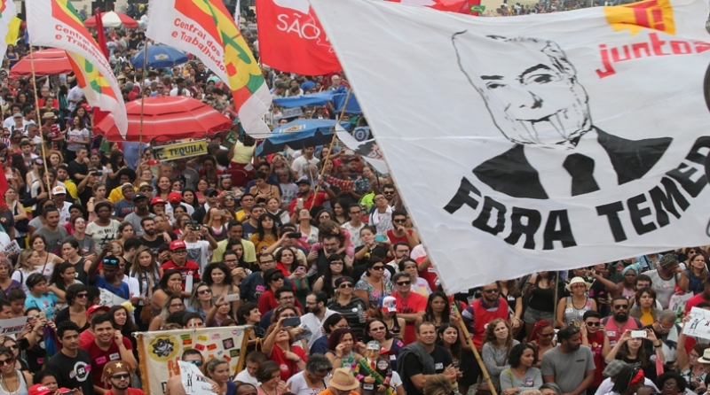 Miles de brasileños piden salida del presidente de derecha Temer en Brasil
