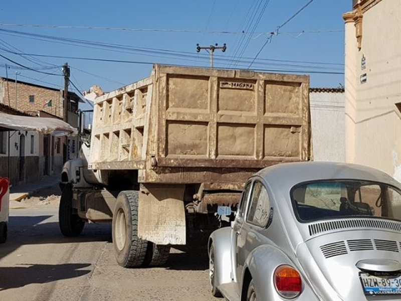 Camion bloqueando ilegalmente las calles de Sayula