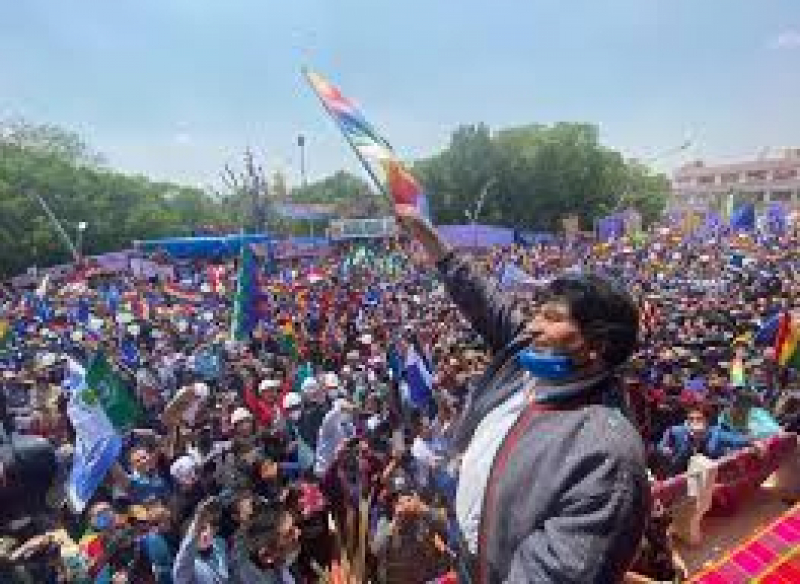 Miles reciben a Evo Morales, después de un año de pasar en el exilio