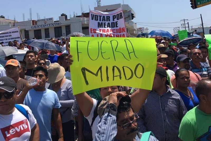 Pobladores de Puerto Escondido protestan por la visita de Meade 