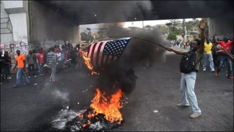 Miles de manifestantes haitianos queman una bandera de EE.UU. y piden ayuda a Rusia y China