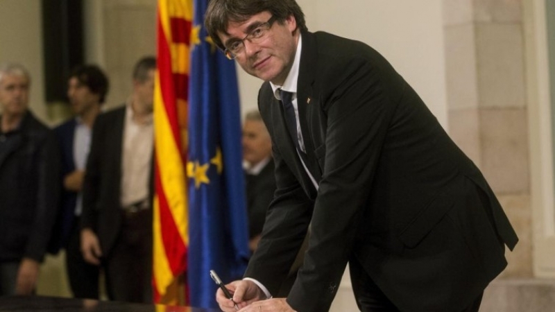 Cataluña declara su independencia de España, España amenaza con represion