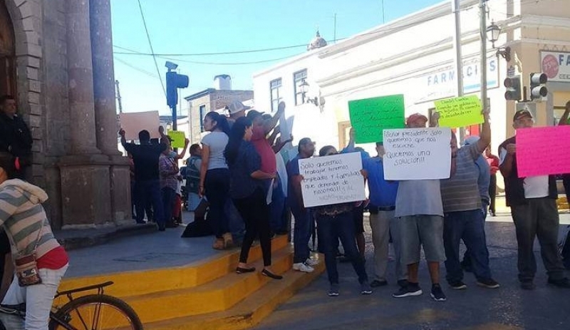 Las calles de Sayula cerradas por comerciantes que protestan