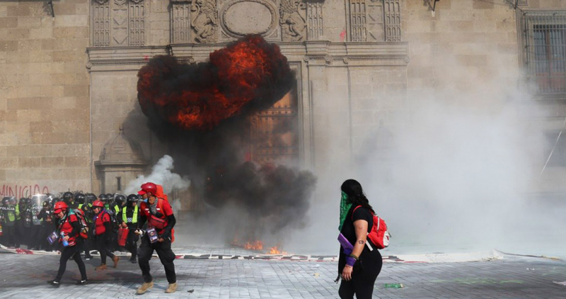 Prianistas encapuchadas lanzan 3 bombas molotov al palacio nacional