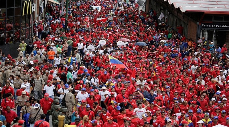 Cientos de miles marchan en Caracas en respaldo a Maduro