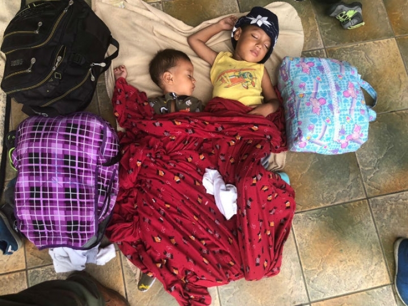 Hondureños esperan en Guatemala para sumarse a caravana migrante e ingresar a México