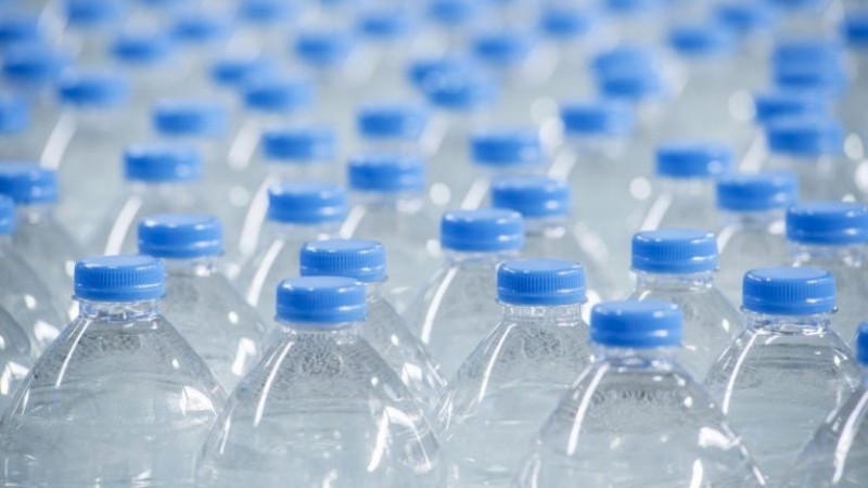 Científicos crean accidentalmente enzima mutante que come botellas de plástico