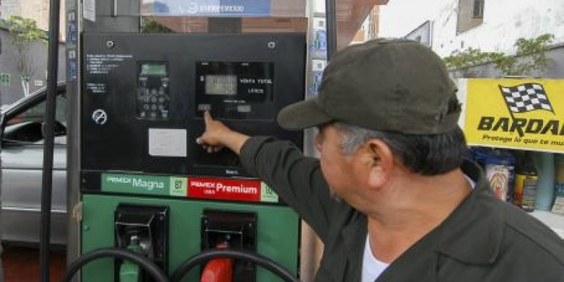 Gasolina se vende a 20 pesos por litro en Ciudad Guzmán