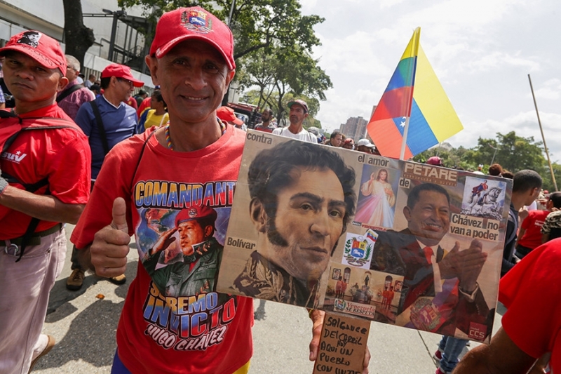 El chavismo y la oposición marchan en Caracas tras el apagón