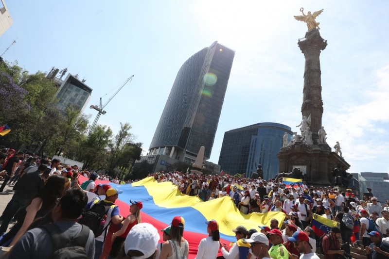 Protestan en embajada de EU en México por crisis en Venezuela