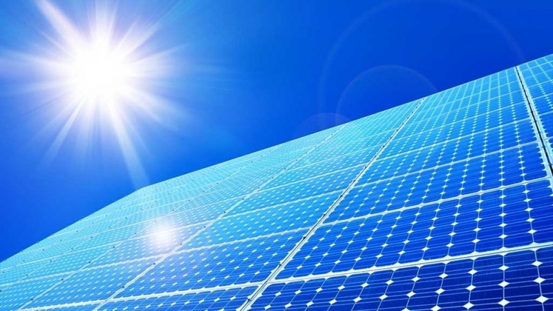 Propone Morena uso de energía solar para alumbrar carreteras