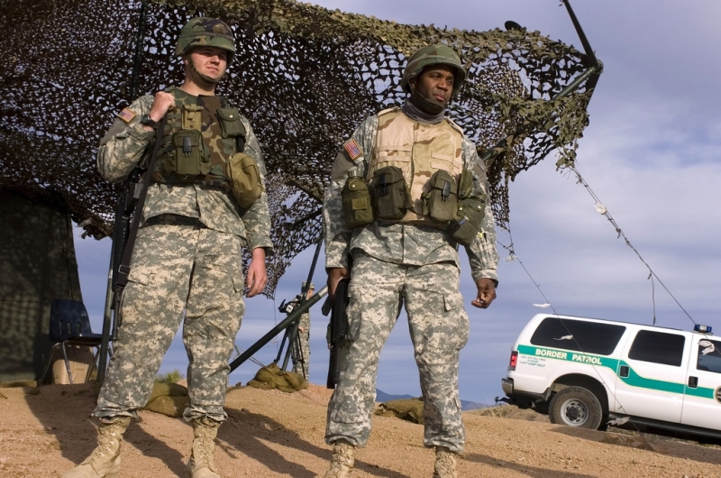 Militares de EU colocan alambre de púas y realizan ejercicios militares en frontera con México