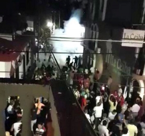 Policías reprimen a ciudadanos que exigen la salida de EPN de Chiapa de Corzo. 
