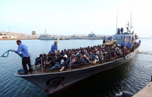 Guardacostas españolas detienen a más de 170 migrantes que huian de la guerra