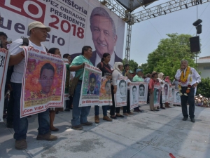 Padres de los 43 participan en evento de AMLO en Iguala
