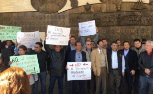 Simpatizantes del PRI bloquean las puertas de San Lazaro