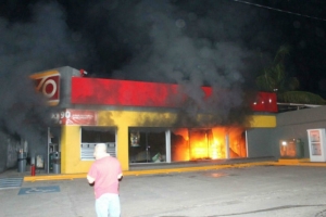 Poblacion insurgente de Apatzingán incendia Oxxos y tiendas de autoservicio