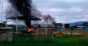 Agrupaciones priistas atacan a la poblacion y queman docenas de casas y autos.