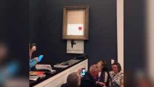 Se autodestruye obra de Banksy en subasta, fue vendida en 1.2 millones de dolares