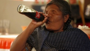 Más de 24 mil mexicanos mueren cada año por el consumo de refrescos