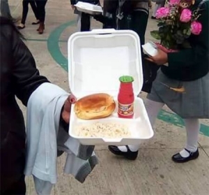 Precidente municipal de Ecatepec apadrina egresados de secundaria y regala pan con frutsi