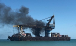 El buque Titán II, propiedad de Oceanografía, se incendia en Ciudad del Carmen 
