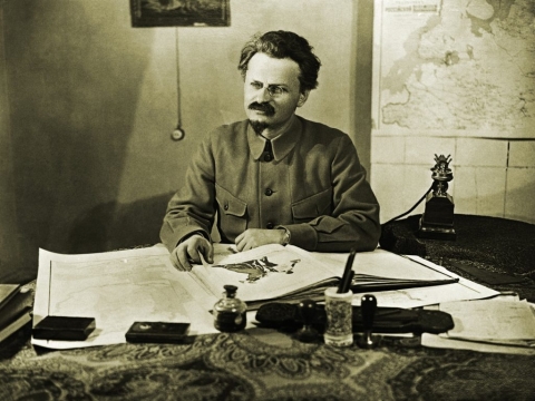 Cinco libros para conocer más sobre León Trotski: Lev Davidovich Bronstein, mejor conocido como León Trotski, fue uno de los impulsores de la Revolución de Octubre o Revolución bolchevique en Rusia, en oposición al régimen zarista.