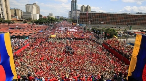 Cientos de miles salen a apoyar a Maduro, menos de 20 mil a la oposicion (fotos)