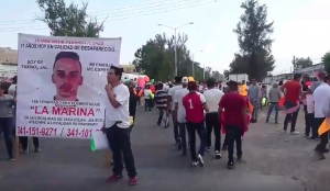 Marina dispersa a balazos a manifestantes en Ciudad Guzaman