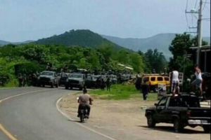 Tropas Insurgentes de Autodefensas se concentran para detener al ejercito en Michoacan