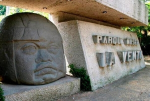 Detienen a dos turistas indonesios por vandalizar 15 piezas arqueológicas en Tabasco