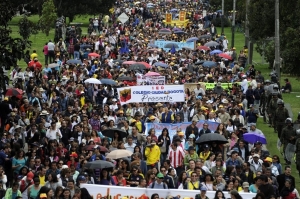 Docentes colombianos continúan paro por aumento salarial insuficiente