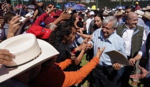 Pese a porras de acarreados abuchean a Enrique Alfaro en evento con López Obrador