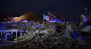Terremoto 8.2 en México: Entre escombros del Palacio Municipal habitante de Juchitán ondeo bandera d