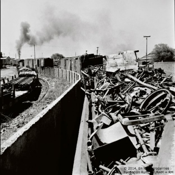 Imagen tomada desde una góndola -vagón de carga descubierto- que transporta chatarra en un tren. 