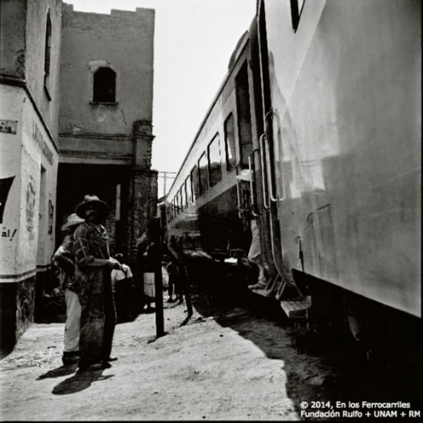 Postal de la estación Tacuba: el tren de pasajeros se detiene frente a una tienda. 