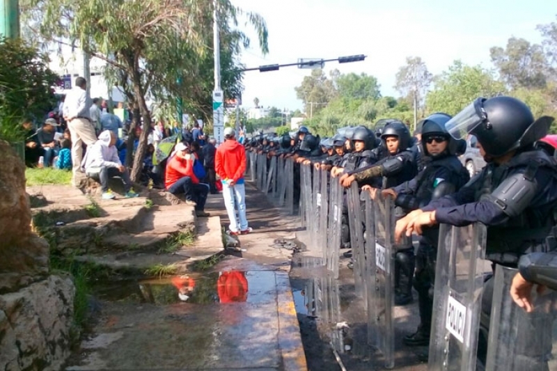 Policia en Michoacan reprime trabajadores de salud. Hospitales sin medicamentos