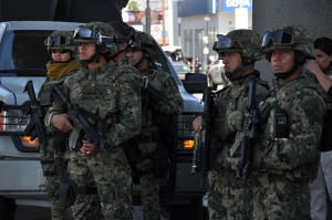 Cortan cartucho militares contra policias municipales en Baja California Sur.