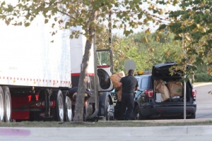 Policia de Texas deja morir a 9 mexicanos encerrados en un trailer