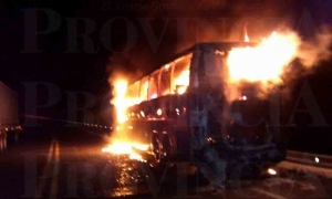 piromaniaco incendia autobús de la ETN que venía a Colima